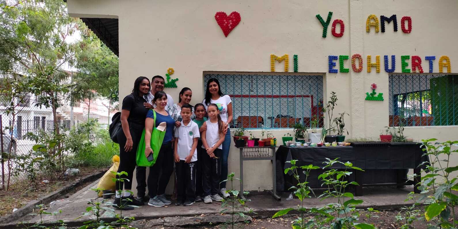 Profesores y alumnos juntos en un proyecto de ecohuerta